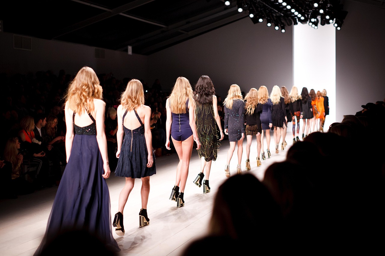 entdecken sie die neuesten fashion trends für jede saison. bleiben sie stilvoll und informieren sie sich über die angesagtesten mode-highlights, must-haves und tipps für ihren perfekten look.