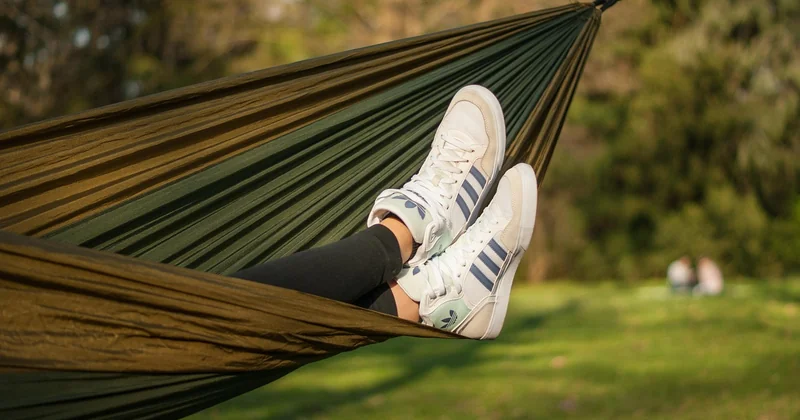 Schwarze Sneaker für Damen: Leder oder Textil?